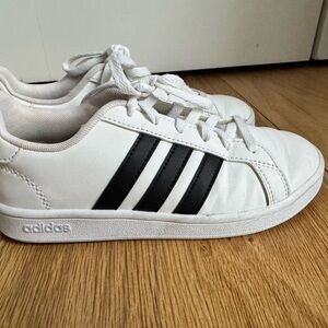 Adidas Little kid White Sneakers with Dark Navy Stripes Sz 1 1/2 in GC‎